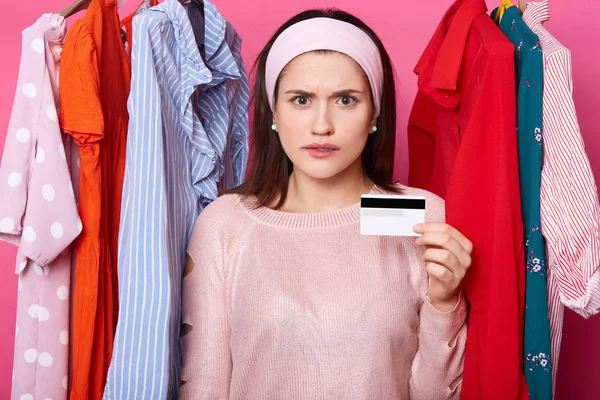 Unzufriedene Frau hält Kreditkarte und sieht gestresst aus, sie hat fi — Stockfoto