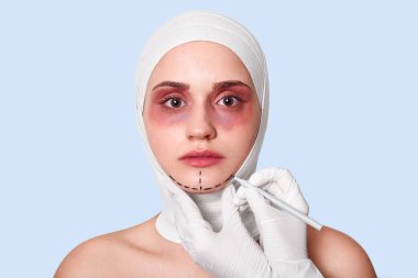 Kız çıplak omuz, çene, wra belirgin hatları ile portresi