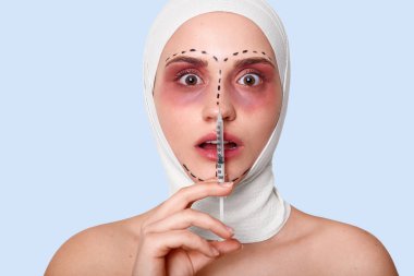 Kadın Kliniği kafa bandaj ile portresi. Bayan syr tutar