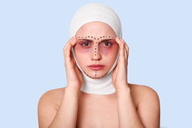 Mavi arka plan üzerinde yorgun kız fotoğrafı. Yara kadınla