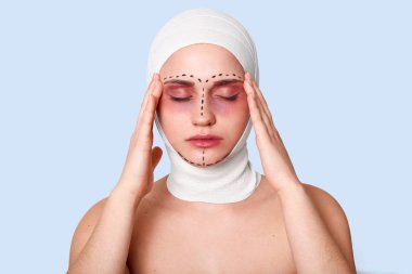 Memnun genç Avrupa kadın portresi. Bayan baş ağrısı olan bir