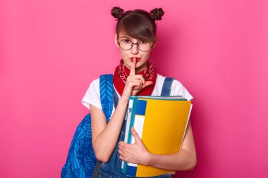 Dudaklarında parmak ile güzel kız çok iktidarsız sırrını biliyor. S