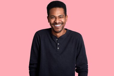 Koyu tenli yakışıklı genç portresi. İyi görünümlü laughi