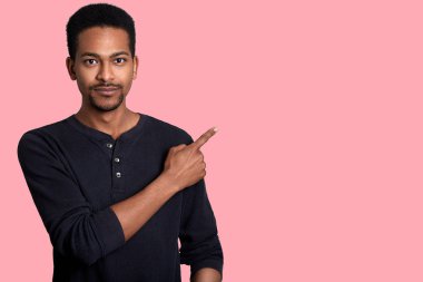 Afrika yakışıklı genç siyah gömlek elbise, bir kenara Puan wit