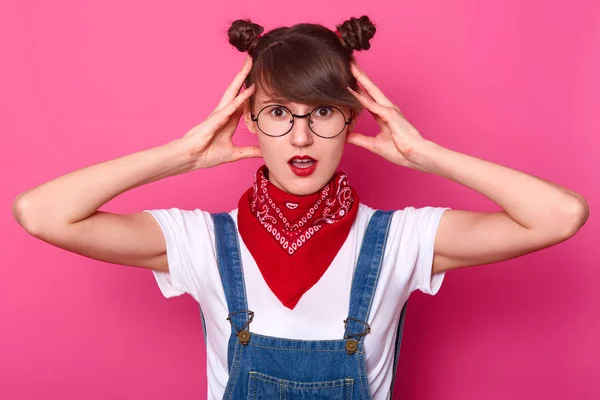 Foto mengejutkan gadis sekolah terus mulut terbuka lebar , — Stok Foto