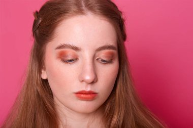 Güzel genç kadın, stüdyo portre saç kırmızı gölge ile vardır. Güzel model mükemmel taze temiz ten kızla. Çekici Bayan parlak makyaj ile aşağı görünüyor. Güzellik ve cilt bakım kavramı.