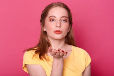 Hava öpücük, gönderme portre çekici çekici güzel kız mükemmel saç modeli ve mükemmel makyaj, yakın mesafe, kadınlar erkek parlak pembe izole, elveda diyor.