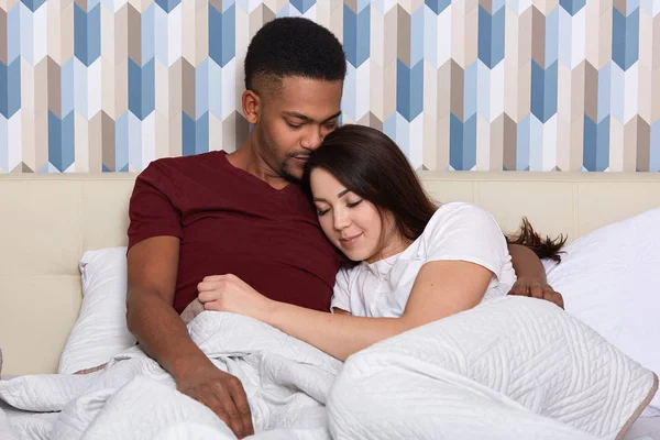 Afbeelding van mooie verliefde paar tot in bed in de ochtend, tijd samen doorbrengen ontspannen weekend, goede relatie, tonen van waarheidsgetrouwe gevoelens hebben. Mensen, liefde en relatie concept. — Stockfoto