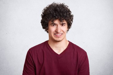 Çekici beyaz erkek küçük sakallı ve bardaklarda tiksinti hoş olmayan insanlarla yeni çalışmaları hakkında gösterilen ağız parmak koyar. Yüz ifadesi. Beyaz arka plan üzerinde izole. Kopya alanı.