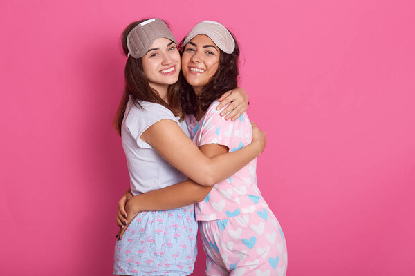 Внутренняя студия снимала искренних красивых друзей, позирующих на розовом фоне, обнимающих друг друга, улыбающихся, имеющих приятное выражение лица, носящих сонную маску на лбу. Концепция сна
.