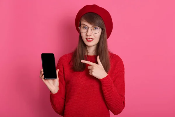 Zbliżenie portret atrakcyjnej białej kobiety trzymającej smartfon — Zdjęcie stockowe