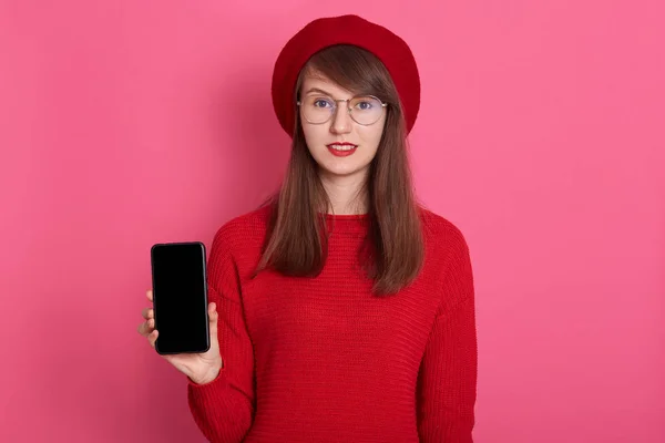 Obraz emocjonalnej dziewczyny w czerwonym berecie i koszuli. Obligacje — Zdjęcie stockowe