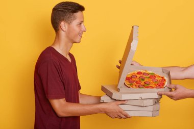 Manyetik görünümlü şirin kurye profili müşteriye kutu kutu pizza getiriyor, insan yiyecek çeşitlerini kontrol ediyor, iş günü, keyif alıyor, hoş bir yüz ifadesi takınıyor..