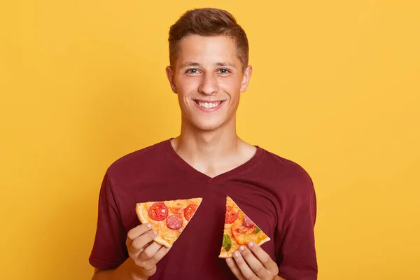 Jonge Blanke Man Houdt Twee Pizza Plakjes Binnen Knappe Man — Stockfoto