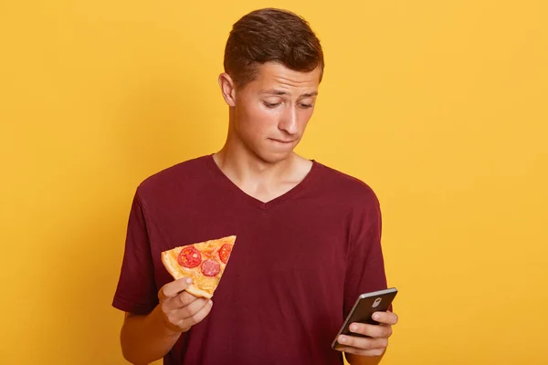 Hombre Joven Mensaje Texto Teléfono Inteligente Aislado Sobre Fondo Amarillo — Foto de Stock