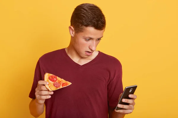 Guapo Chico Asombroso Sosteniendo Rebanada Sabrosa Pizza Teléfono Comprobando Red — Foto de Stock