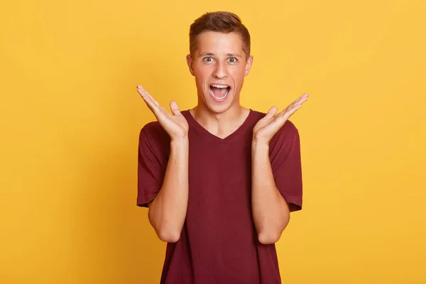 Indoor Shot Van Emotionele Onder Indruk Geschokt Jonge Jongen Openen — Stockfoto