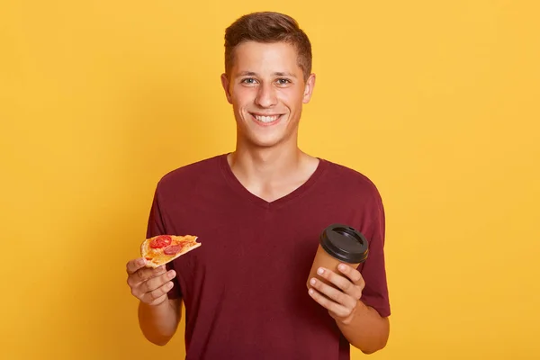 Tiro Interior Joven Que Sonríe Tomando Café Pizzas Sabrosas Mira — Foto de Stock
