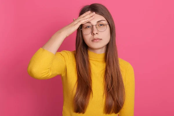 Mujer Con Pelo Largo Hermoso Que Sufre Dolor Cabeza Terrible — Foto de Stock