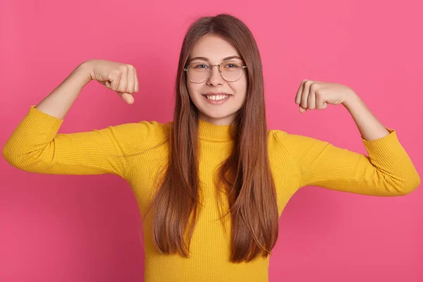 Retrato Jovem Mulher Flexionando Músculos Sorrindo Contra Parede Rosada Modelo — Fotografia de Stock