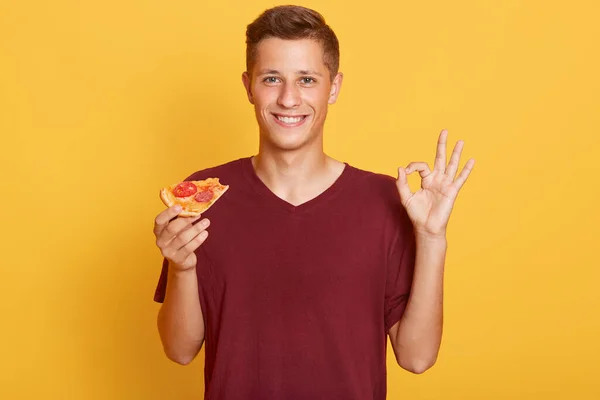 Knappe Mannelijke Jurken Casual Maroon Shirt Met Plak Pizza Handen — Stockfoto