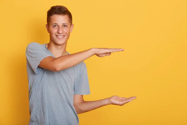 Sideways Záběr Pohledný Mladý Pohledný Muž Tvary Velký Objekt Dvěma — Stock fotografie