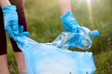 Meadow 'da kimliği belirsiz bir kadın çöp kovası yarışması yapıyor. Sahayı temizleyen kadın, lastik eldivenleri teslim eden yerden plastik şişe toplayan, ekolojiyle ilgilenen kadın..