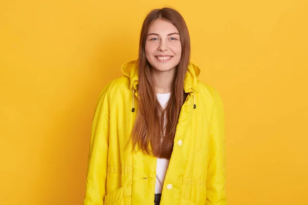 Χαρούμενη Κυρία Φορώντας Φωτεινό Κίτρινο Σακάκι Κοιτάζοντας Χαμογελώντας Απευθείας Στην — Φωτογραφία Αρχείου
