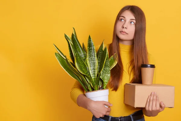 Robe Dame Pensive Vêtements Décontractés Tenant Son Personnel Pot Fleurs — Photo