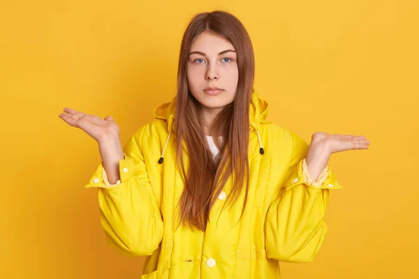 Blanke Droevige Vrouw Spreidt Handen Opzij Toont Hulpeloos Gebaar Dame — Stockfoto