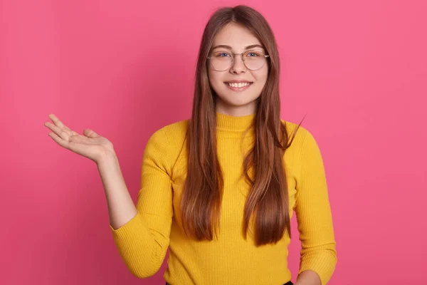 Mujer Europea Sonriente Con Expresión Facial Encantadora Usando Camisa Gafas — Foto de Stock