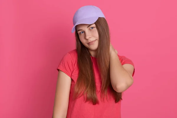 Retrato Mujer Sosteniendo Cuello Malestar Contra Fondo Rosa Mujer Con — Foto de Stock