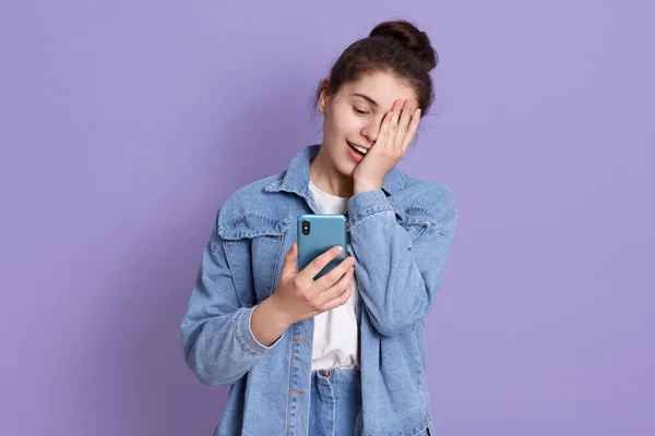 Joven Riéndose Morena Adolescente Con Moño Pelo Sosteniendo Teléfono Inteligente — Foto de Stock