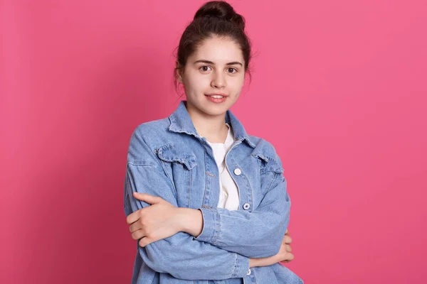 Menina Com Aparência Agradável Contra Parede Rosa Vestidos Jaqueta Jeans — Fotografia de Stock