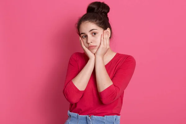 Mujer Atractiva Caucásica Con Camisa Elegante Roja Señora Con Moño — Foto de Stock