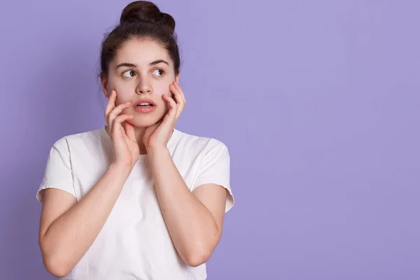 Mulher Bonita Com Coque Cabelo Olhando Lado Com Expressão Facial — Fotografia de Stock