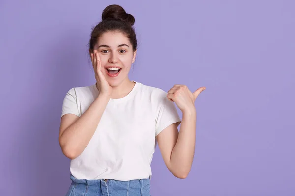 Emocionada Mujer Feliz Sonriente Tocándose Mejilla Con Palma Mano Señalando — Foto de Stock