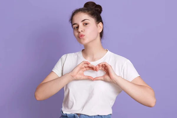 Mulher Morena Winsome Vestindo Camiseta Casual Branca Fazendo Gesto Cardíaco — Fotografia de Stock