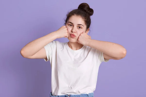 Adorável Jovem Senhora Vestindo Shirt Branca Mantendo Seus Punhos Suas — Fotografia de Stock