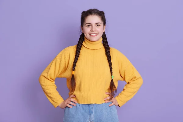 Feliz Mujer Sonriente Con Pelo Largo Hermoso Coletas Con Suéter —  Fotos de Stock