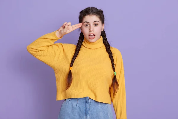 Wanita Yang Terkejut Dengan Kuncir Gaun Sweater Kuning Membuat Mulut — Stok Foto