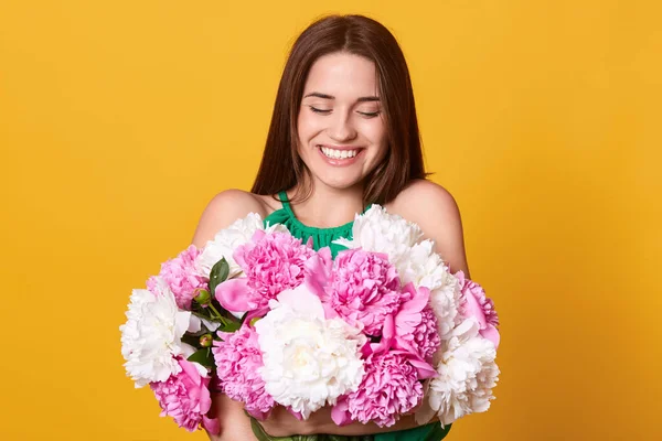 Mulher Feliz Recebe Flores Marido Olhando Para Seu Presente Com — Fotografia de Stock