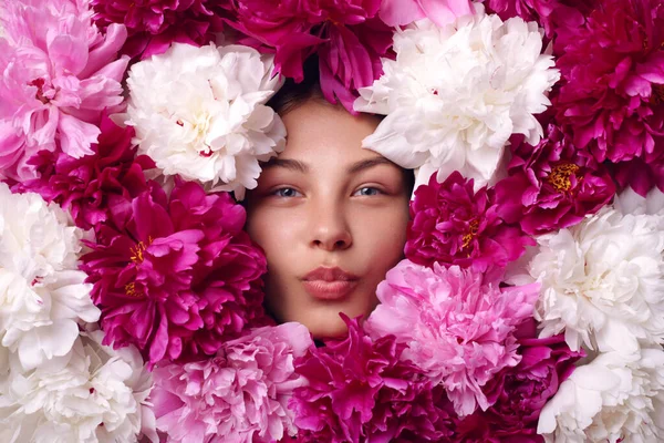 카메라 매력적 입술을 매력적 아름다운 분홍빛 부르군 모양의 꽃으로 매력적 — 스톡 사진