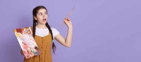 Jovem Artista Caucasiana Com Duas Tranças Segurando Pincel Paleta Nas — Fotografia de Stock