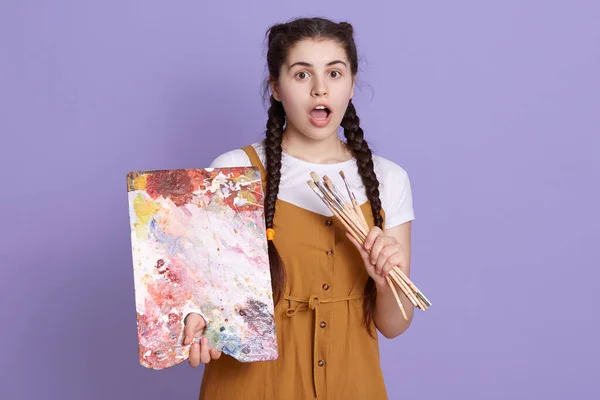 Renk Paleti Tutan Elinde Boya Fırçası Olan Kadın Sanatçıyı Yakından — Stok fotoğraf