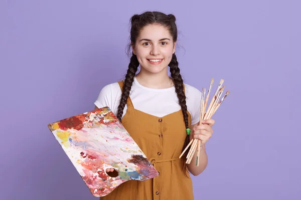 Dekat Dengan Seniman Wanita Muda Kaukasia Yang Cantik Dengan Kuas — Stok Foto