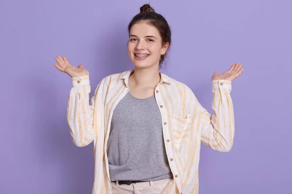 Señora Feliz Con Pelo Oscuro Moño Extendiendo Las Palmas Lado — Foto de Stock