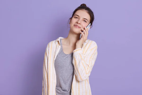 Mujer Satisfecha Hablando Través Teléfono Inteligente Moderno Mirando Directamente Cámara — Foto de Stock