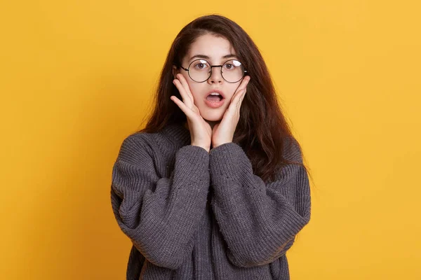 Menina Surpreendida Veste Camisola Preta Óculos Posando Contra Parede Amarela — Fotografia de Stock