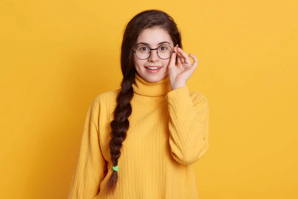 Menina Feliz Sorridente Animado Com Pigtail Vestindo Camisa Amarela Tocando — Fotografia de Stock